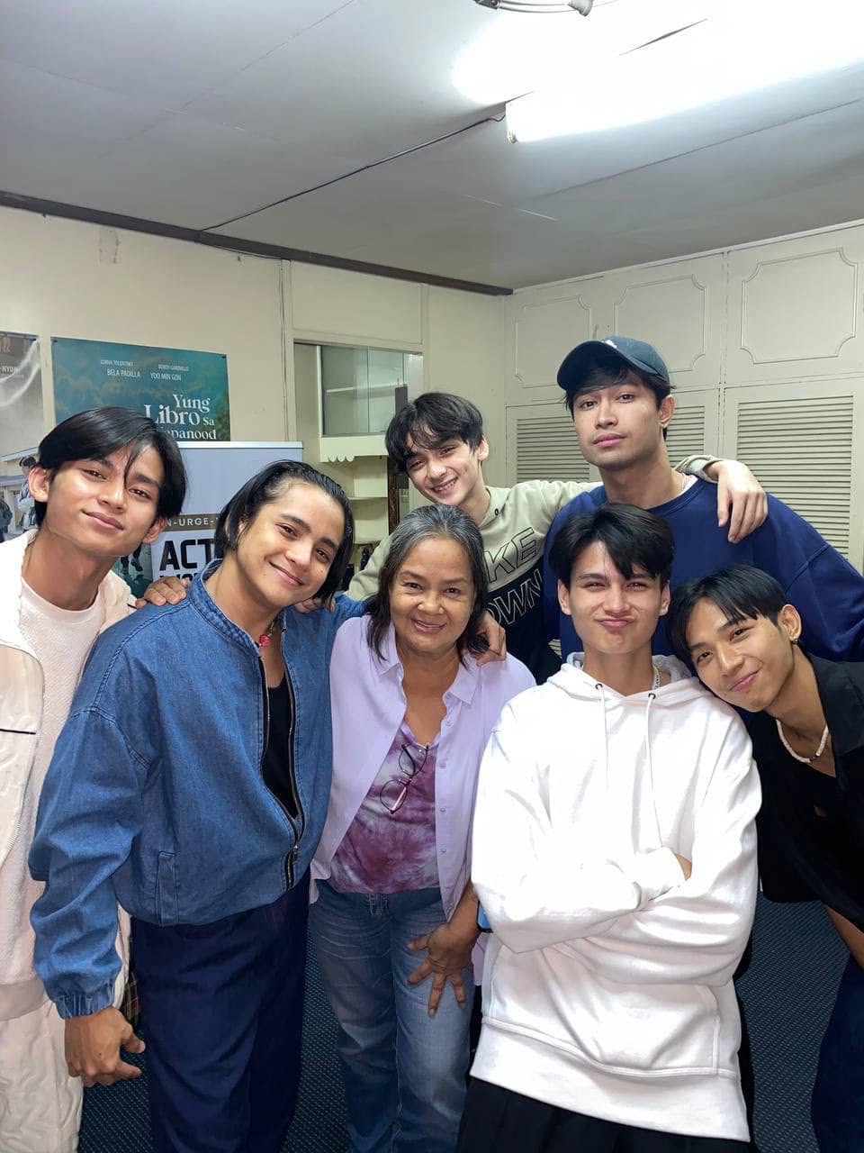A group of Acting Workshop PH participants gathered closely with Malou De Guzman